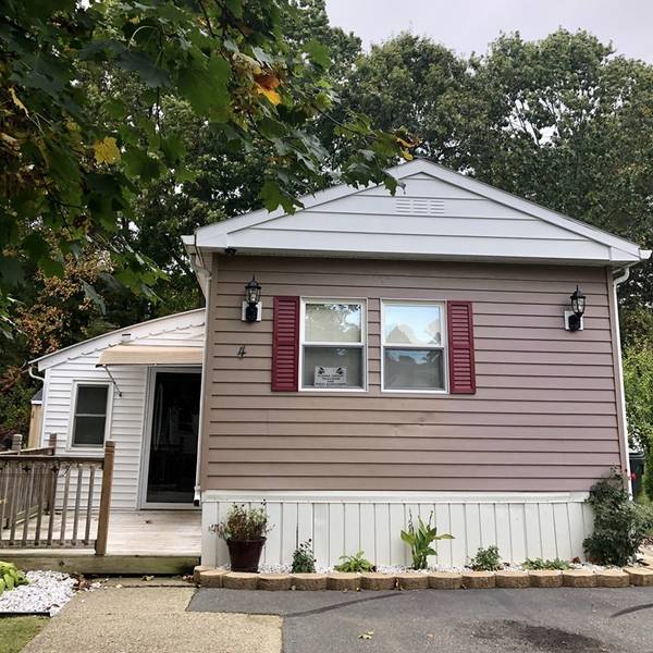 4 Lamplighter Lane, Springfield, MA 01119