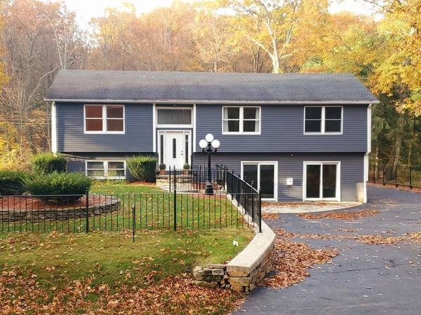 31 Charlton Rd, Dudley, MA 01571