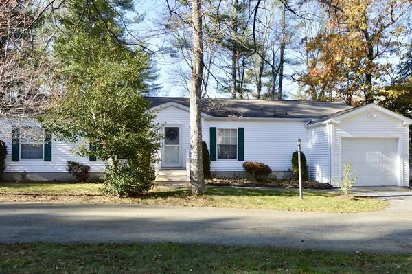 606 Oak Point Dr, Middleboro, MA 02346