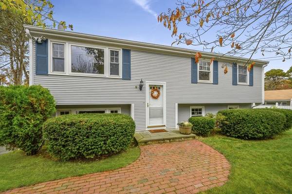 9 Arlington Street, Falmouth, MA 02556