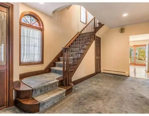 Wakefield, MA 01880,16 Cedar St