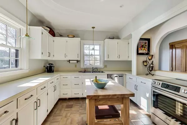 Abington, MA 02351,27 Camp St