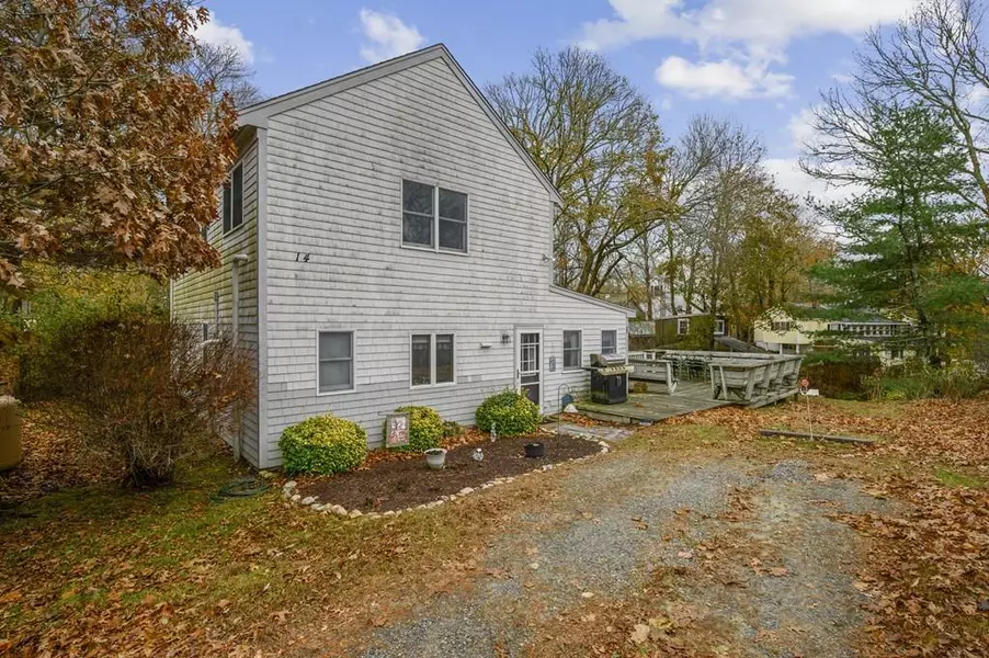 14 Dale St, Bourne, MA 02553