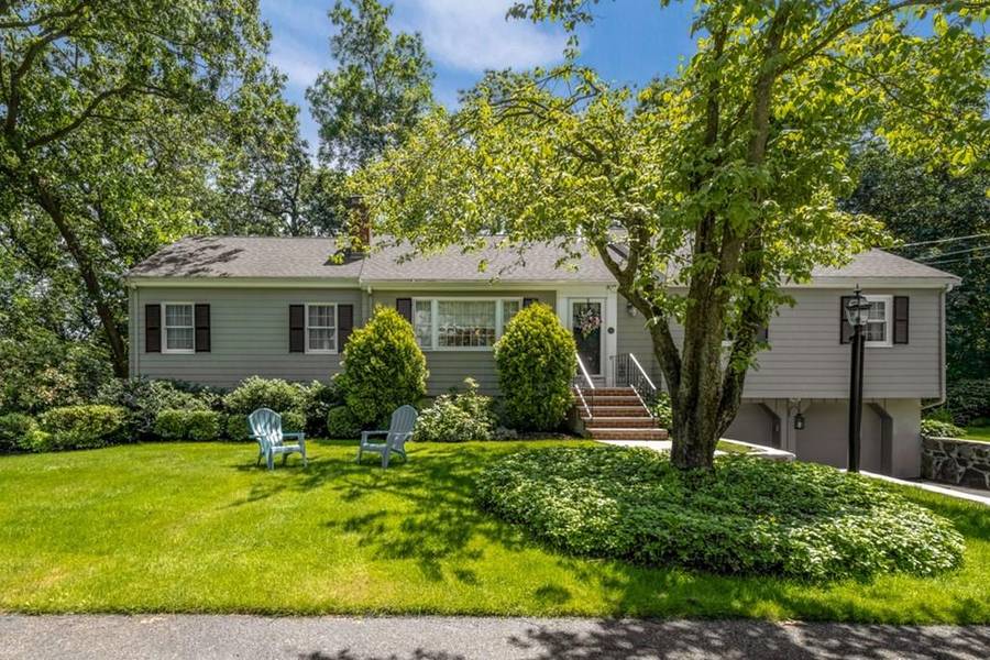 33 Doncaster Circle, Lynnfield, MA 01940