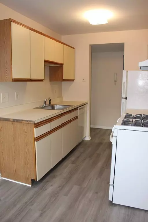 Agawam, MA 01001,122 Regency Park Dr #122