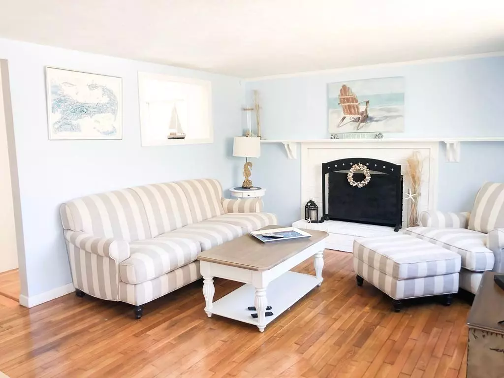 Mashpee, MA 02649,10 Tracy Ln