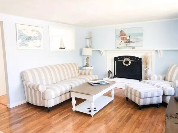 10 Tracy Ln, Mashpee, MA 02649