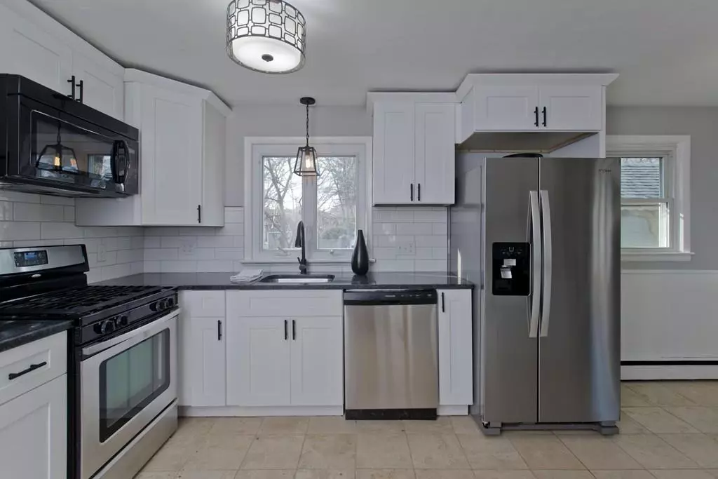 Agawam, MA 01001,15 Clematis Rd