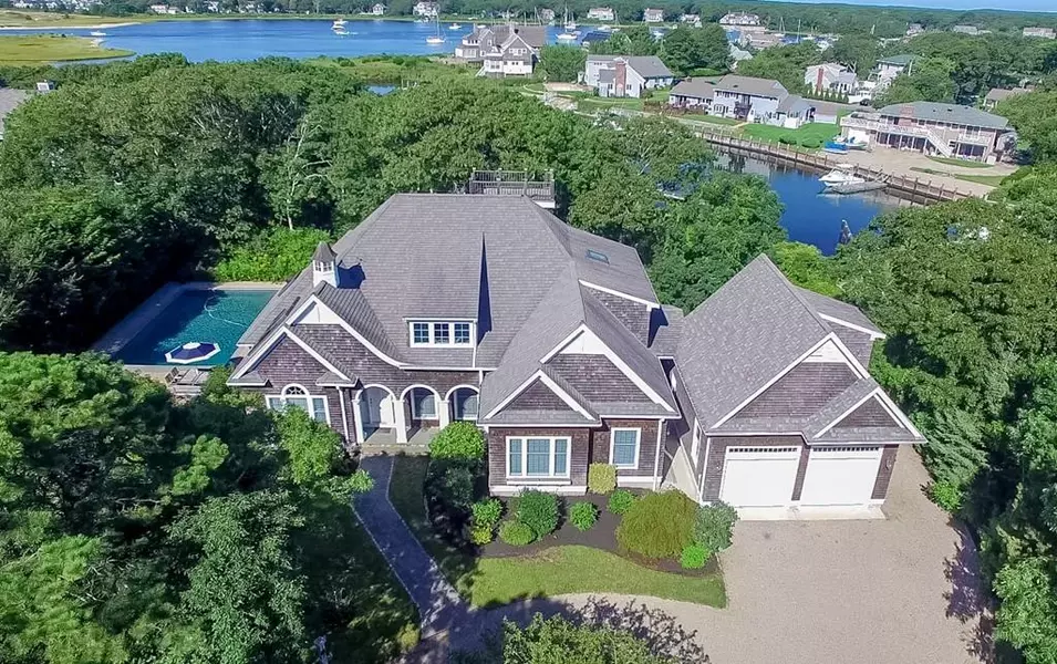 39 Davis Neck Rd, Falmouth, MA 02536