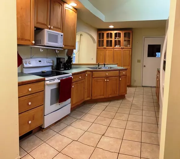 Pelham, MA 01002,17 Jones Road