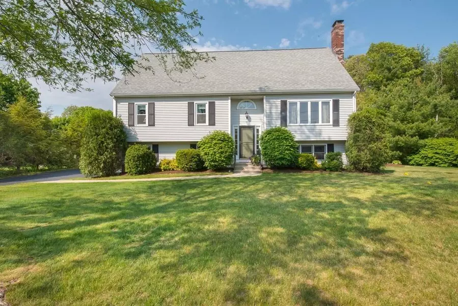 55 Hitching Post Dr, Walpole, MA 02081