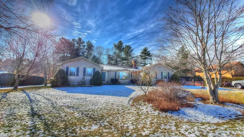 23 Fairway Dr, Acushnet, MA 02743