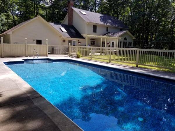 2 Berge Ln, Derry, NH 03038