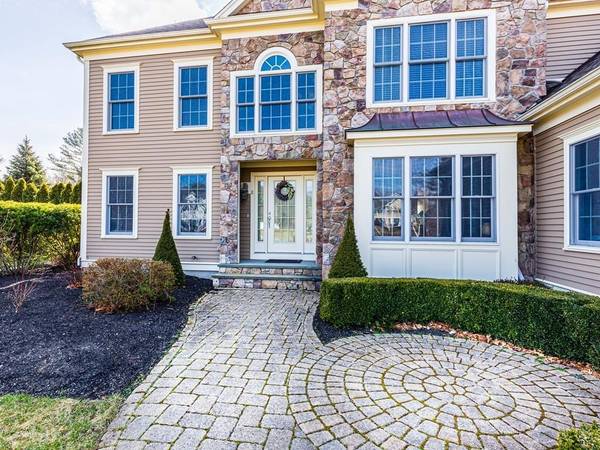 8 Settlers Dr, Lakeville, MA 02347