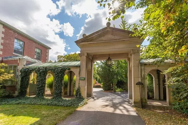 Manchester, MA 01944,2 Walker Rd