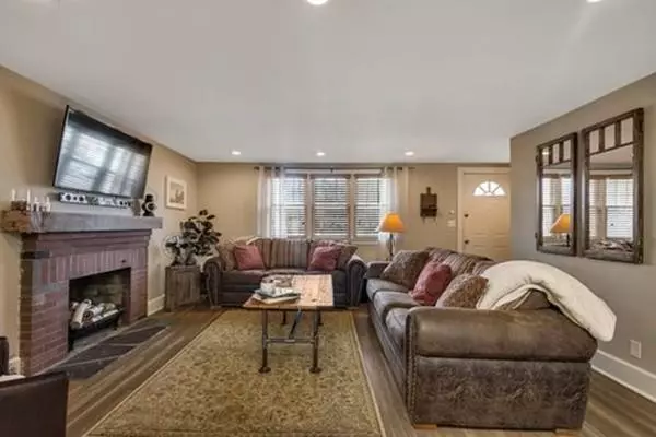 Sharon, MA 02067,39 Essex Rd