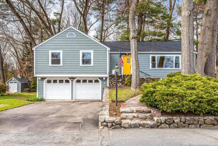 111 Locksley Rd, Lynnfield, MA 01940