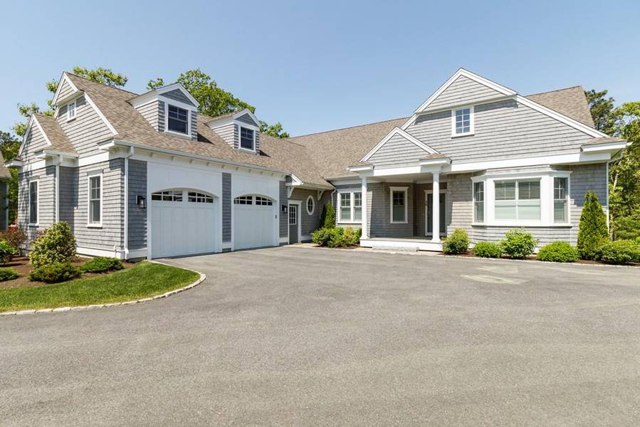 29 Flat Pond Cir, Mashpee, MA 02649