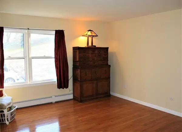 Tiverton, RI 02878,935 East Rd