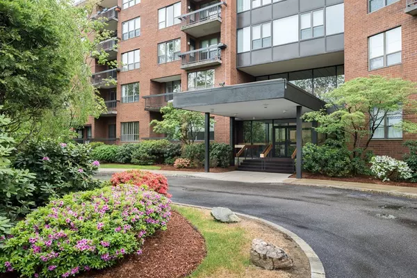 210 Nahanton St #203, Newton, MA 02459