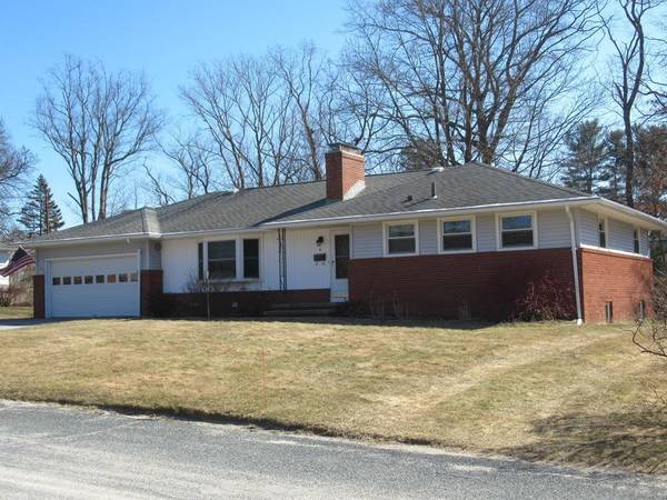 4 Meadow Ln, Dudley, MA 01571