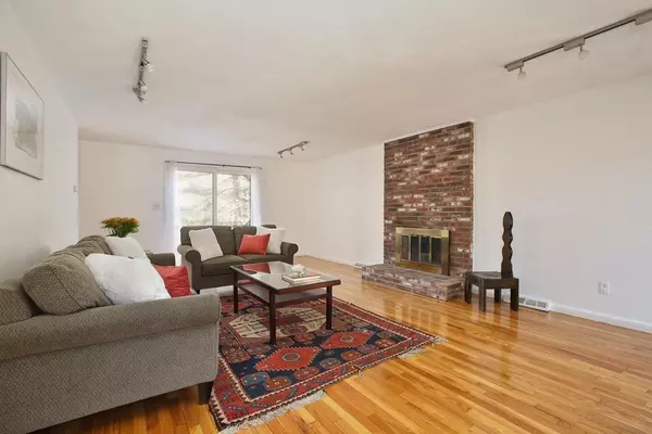 Sharon, MA 02067,11 Falcon Rd