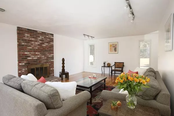 Sharon, MA 02067,11 Falcon Rd