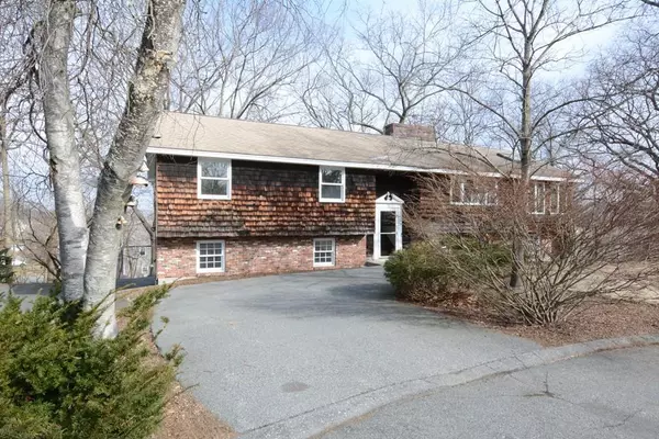16 Briscoe St, Woburn, MA 01801