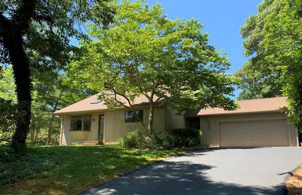 9 Ironwood Ln, Falmouth, MA 02556