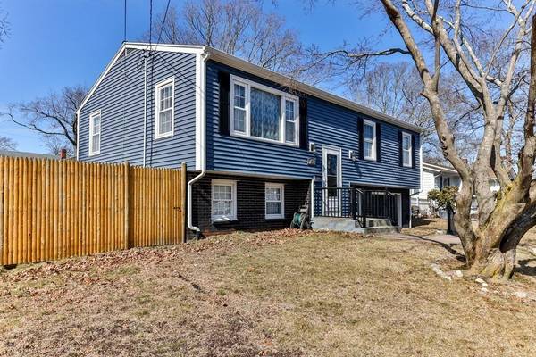 750 Pine Hill Dr, New Bedford, MA 02745