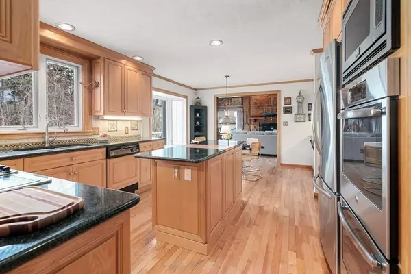 Weston, MA 02493,153 Wellesley St