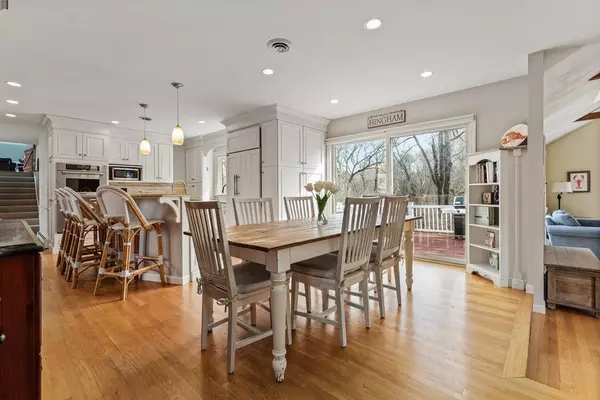 Hingham, MA 02043,4 Oakcrest Rd