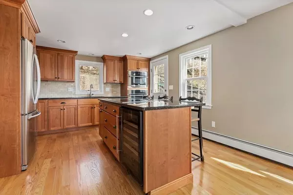 Hingham, MA 02043,17 Simmons Rd