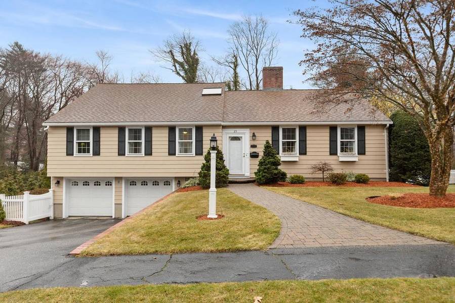 25 Robin Road, Lynnfield, MA 01940