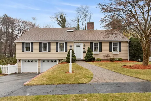 25 Robin Road, Lynnfield, MA 01940