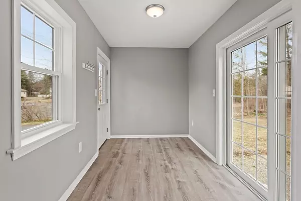 Mansfield, MA 02048,16 Black Pond Rd