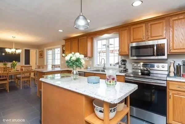 Westford, MA 01886,4 Robinwood Cir