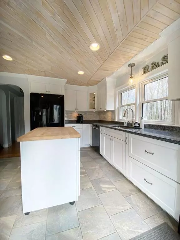 Holbrook, MA 02343,51 Damon Ave