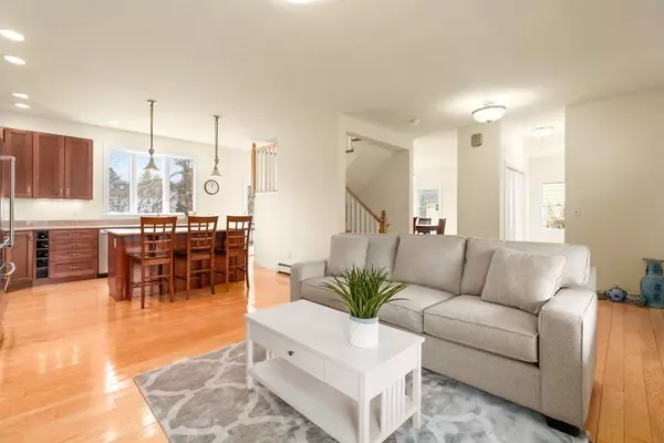 Wayland, MA 01778,32 Leary St