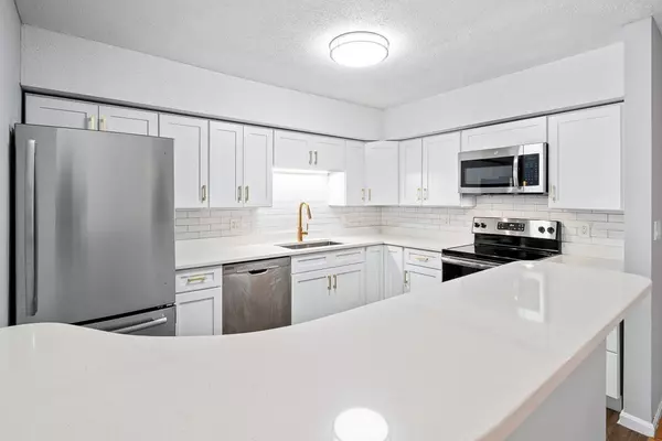 Salem, MA 01970,9 Longfellow Ln #605