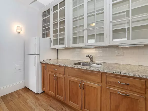 Brookline, MA 02446,1080 Beacon St #5A