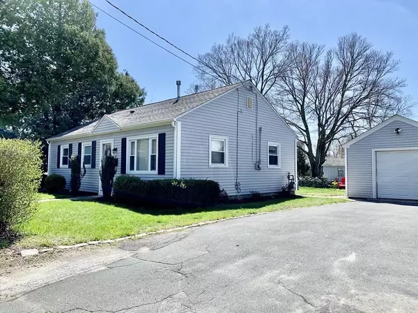 61 S Main St, Acushnet, MA 02743