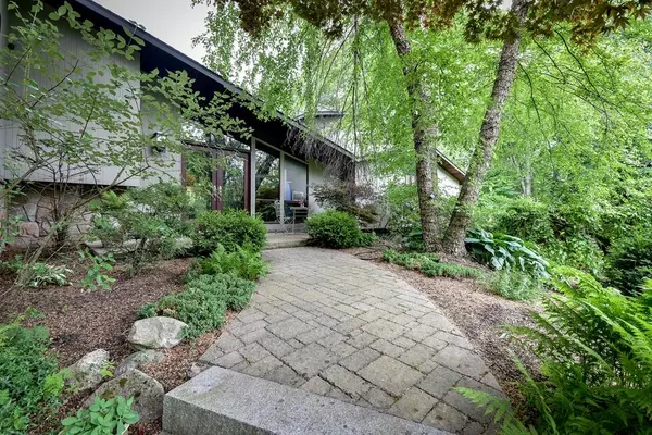 Sherborn, MA 01770,2 Wood Rd