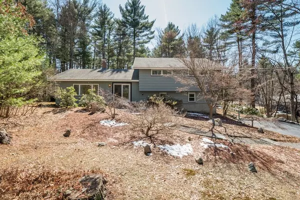 402 Taylor Rd, Stow, MA 01775