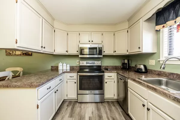 Agawam, MA 01001,22 Beekman Dr #22