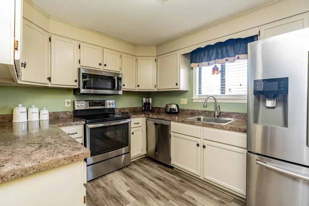 Agawam, MA 01001,22 Beekman Dr #22