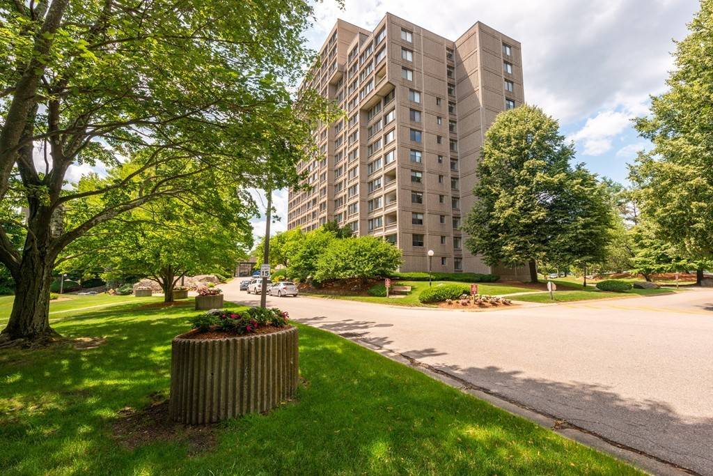 Newton, MA 02467,250 Hammond Pond Parkway #1211N