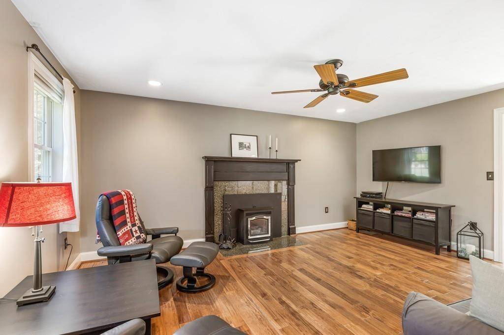 Douglas, MA 01516,36 Walnut St