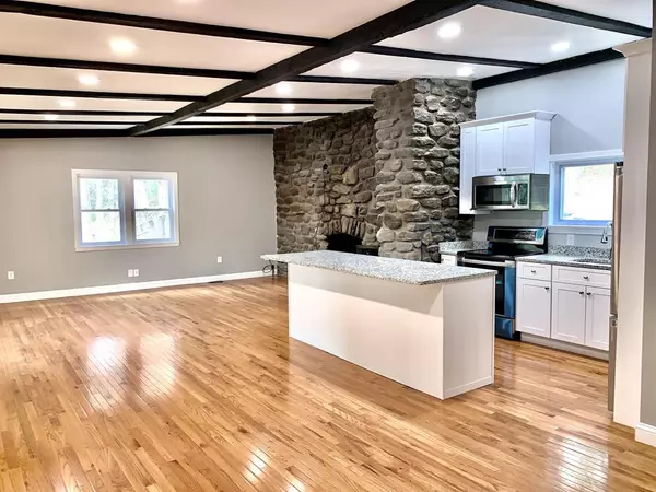 43 Mashapaug Rd, Sturbridge, MA 01566