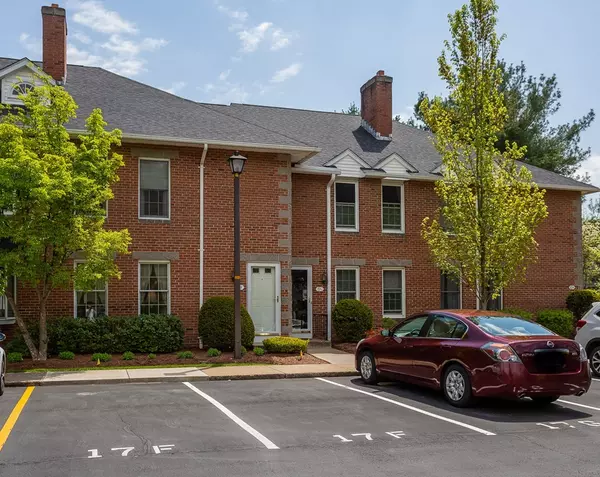 17 Mansion Woods Dr #F, Agawam, MA 01001